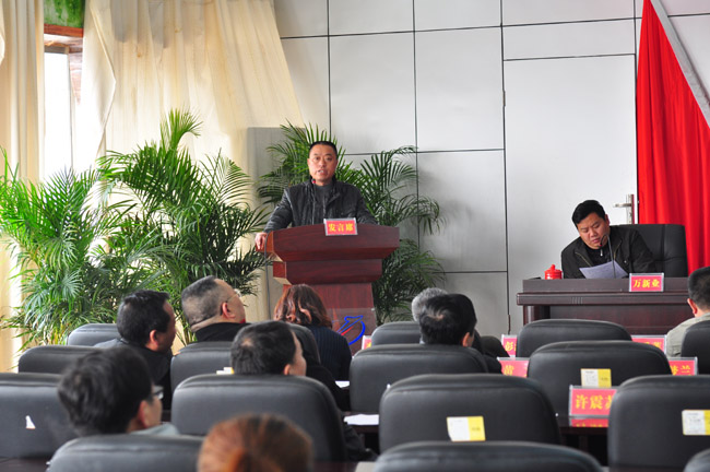 先進(jìn)單位—雙峰分公司代表上臺(tái)發(fā)言